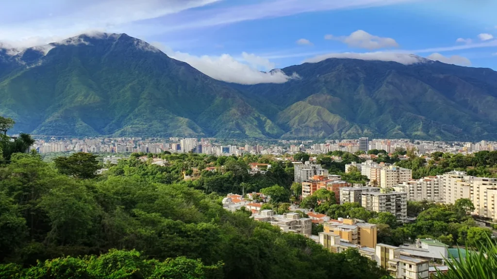 Informe del IIES-UCAB: Venezuela proyecta un crecimiento del PIB de 6,5% en 2026 frente al reto de contener la inflación y la depreciación cambiaria