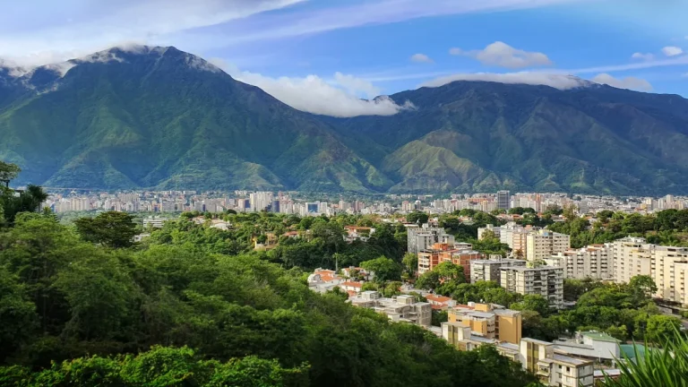 Informe del IIES-UCAB: Venezuela proyecta un crecimiento del PIB de 6,5% en 2026 frente al reto de contener la inflación y la depreciación cambiaria